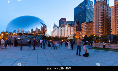 Cloud Gate scultura in Millennium Park di Chicago, Illinois, Stati Uniti d'America Foto Stock