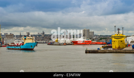 OCEAN andando Oil Rig supportano le navi provenienti da tutto il mondo nel porto di Aberdeen Scotland Foto Stock