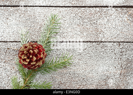 Bianco Natale sfondo con cono e abete rosso ramoscello Foto Stock