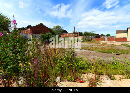 Brown field siti. Questo è all'angolo di Convamore Rd e Ladysmith Rd Grimsby, Lincolnshire UK. Foto Stock