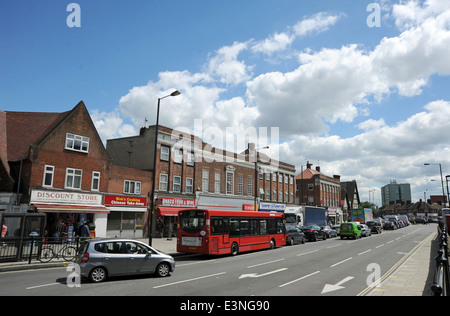 Negozi e traffico in East Acton nel quartiere londinese di Hammersmith e Fulham Foto Stock