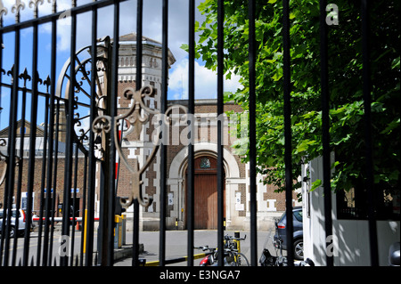 La sua prigione Majestys Assenzio frega a East Acton nel quartiere londinese di Hammersmith e Fulham Foto Stock