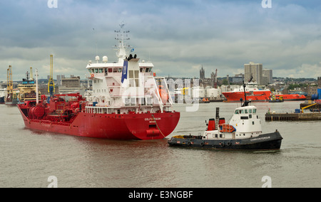 Il petrolio del Mare del Nord RIG nave di supporto e tirare nel porto di Aberdeen Scotland Foto Stock