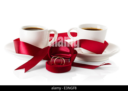 Wedding still life, gli anelli di nozze, tazze di caffè Foto Stock