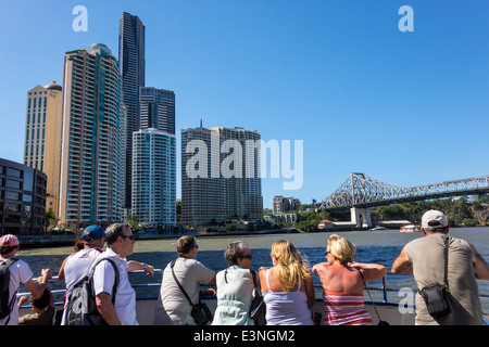 Brisbane Australia,Brisbane River,CityCat,traghetto,barca,riders,passeggeri riders,Admiralty Towers,Mint,alto,edifici,condominio re Foto Stock