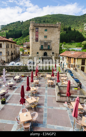 Torre del Infantado, che si affaccia su di un ristorante a cielo aperto in Potes, Cantabria, SPAGNA Foto Stock