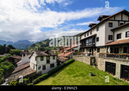 Vista sulla città di Potes sul bordo dei Picos de Europa Cantabria, SPAGNA Foto Stock