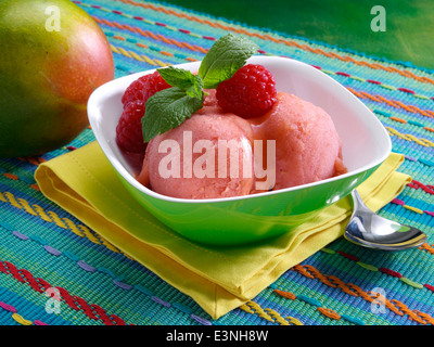 Mango sorbetto al lampone Foto Stock