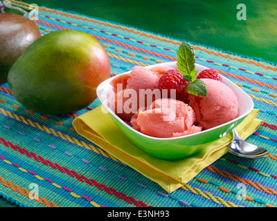 Mango sorbetto al lampone Foto Stock