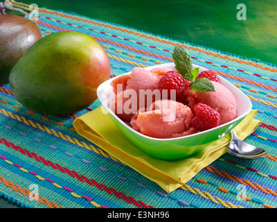 Mango sorbetto al lampone Foto Stock