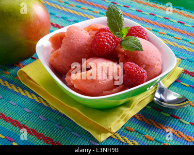 Mango sorbetto al lampone Foto Stock