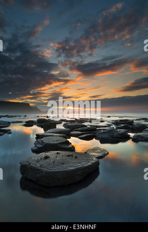 Sunset over Saltwick Bay sulla costa dello Yorkshire nel giugno 2014 Foto Stock