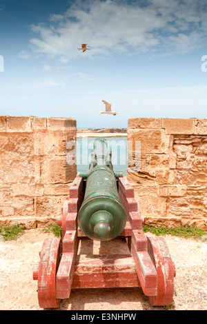 Vista di un canone sulle merlature alla Sqala du Port a Essaouira, Marocco, Africa del Nord. Foto Stock