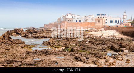 Vista dal porto della costiera bastioni di Essaouira in Marocco, Africa del Nord. Foto Stock