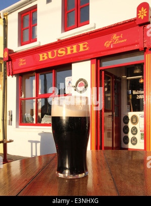 Una pinta di Guinness su un tavolo al di fuori di un pub in Irlanda Foto Stock