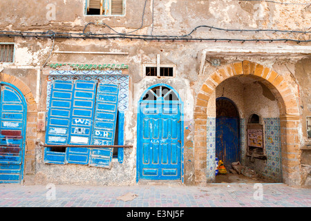 Vista di una tradizionale porta dipinta nella Medina della città costiera di Essaouira, Marocco, Africa del Nord. Foto Stock