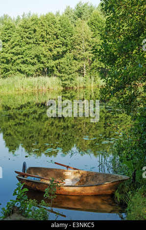 Il viaggio con il silent foresta fiume d'estate. La barca è ormeggiata alla banca di fiume. Foto Stock