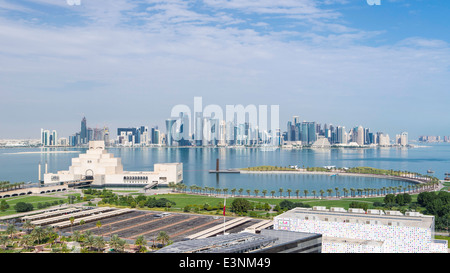 Doha, Qatar, vista in elevazione oltre il Museo di Arte Islamica e Dhow Harbour per il grattacielo moderno skyline Foto Stock