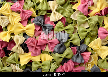 Cibo: crudo farfalle multicolore sfondo di pasta Foto Stock