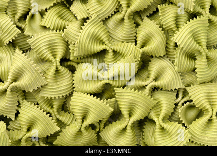 Cibo: non cotte spinaci verde farfalle sfondo di pasta Foto Stock