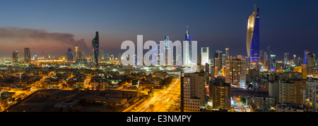 Il Kuwait, moderno skyline della città e il quartiere centrale degli affari, vista in elevazione Foto Stock