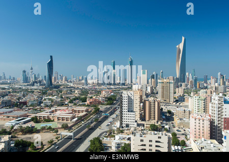 Il Kuwait, moderno skyline della città e il quartiere centrale degli affari, vista in elevazione Foto Stock