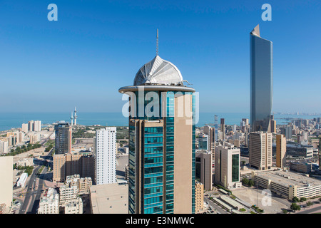 Il Kuwait, moderno skyline della città e il quartiere centrale degli affari, vista in elevazione Foto Stock