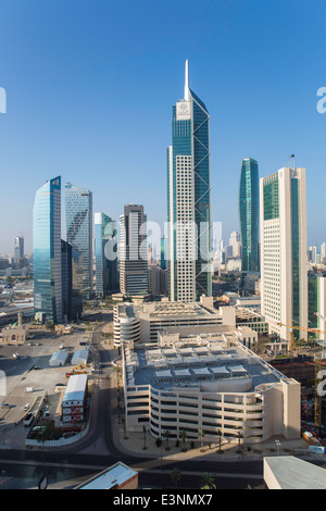 Il Kuwait, moderno skyline della città e il quartiere centrale degli affari, vista in elevazione Foto Stock