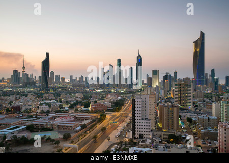 Il Kuwait, moderno skyline della città e il quartiere centrale degli affari, vista in elevazione Foto Stock