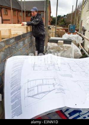 Edificio autonomo house, builder controllo travetto posizioni su disegno degli architetti Foto Stock