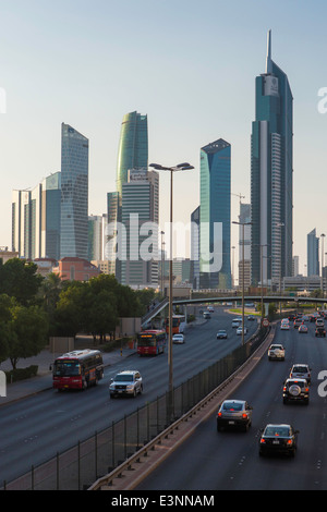 Kuwait, skyline della città e il quartiere centrale degli affari, vista in elevazione Foto Stock