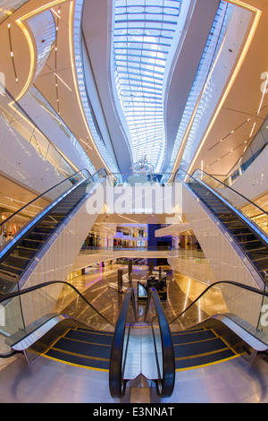 Kuwait City, Al Hamra Tower, include un lussuoso business e shopping center completata nel 2011 Foto Stock