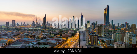 Kuwait, skyline della città e il quartiere centrale degli affari, vista in elevazione Foto Stock