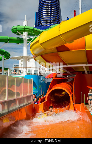 Il ponte 15 con piscine e scivoli sulla Norwegian Epic la nave di crociera. Foto Stock