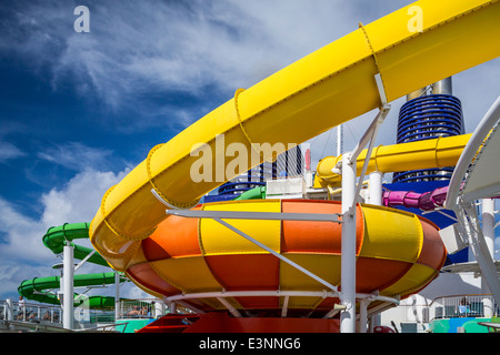 Il ponte 15 con piscine e scivoli sulla Norwegian Epic la nave di crociera. Foto Stock