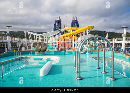 Il ponte 15 con piscine e scivoli sulla Norwegian Epic la nave di crociera. Foto Stock