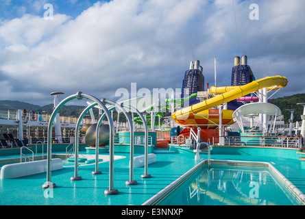 Il ponte 15 con piscine e scivoli sulla Norwegian Epic la nave di crociera. Foto Stock