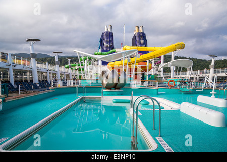 Il ponte 15 con piscine e scivoli sulla Norwegian Epic la nave di crociera. Foto Stock