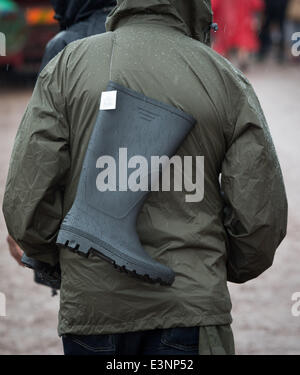 Stivali in gomma sono visti al 2014 Festival di Glastonbury nel Somerset. Foto Stock