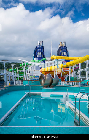 Il ponte 15 con piscine e scivoli sulla Norwegian Epic la nave di crociera. Foto Stock