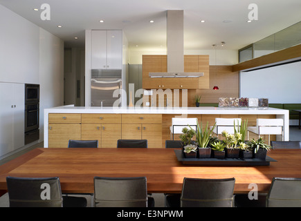 Cucina a pianta aperta e zona pranzo in Yin Yang House, Venice, California, Stati Uniti d'America. Foto Stock