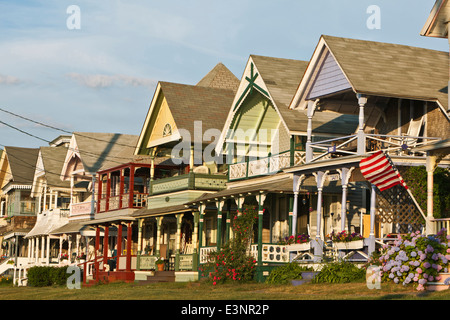 Fila di falegname gotico (panpepato) cottages Oak Bluffs al Vigneto di Martha Cape Cod Massachusetts New England USA Foto Stock