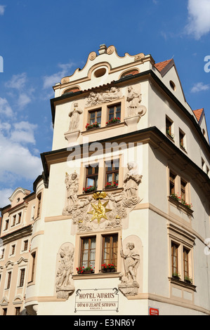 Splendidamente decorato con sculture in pietra figure sulla facciata della Aurus Hotel, Praga, Repubblica Ceca. Foto Stock