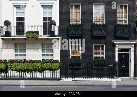 Elegante edificio in stile georgiano terrazze a Mayfair London W1 Inghilterra Foto Stock