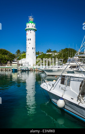 L'imbarcazione da diporto marina e light house in Cozumel, Caraibi, Messico. Foto Stock