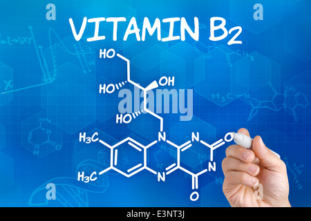 Mano con disegno a penna la formula chimica della vitamina B2 Foto Stock