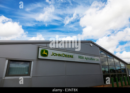 John Deere agricoltura segno magazzino edile RBM agricola LTD Louth Foto Stock