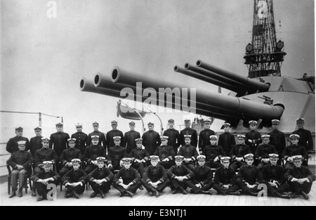 La USS Pennsylvania (BB-38), una corazzata di classe Pennsylvania, entrò in servizio nel 1916. Le caratteristiche distintive della nave includevano alberi a gabbia, alberi a reticolo e potenti cannoni principali. La foto mostra la torretta di cannoni e gli ufficiali di artiglieria della nave in azione. Foto Stock