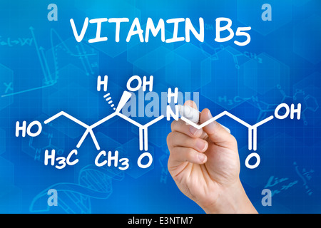 Mano con disegno a penna la formula chimica della vitamina B5 Foto Stock