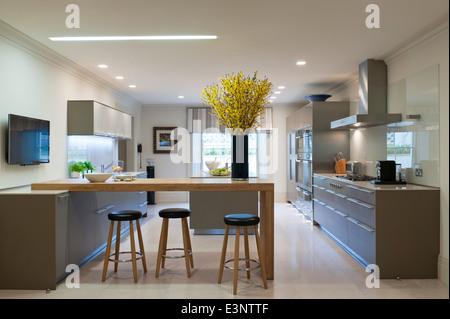 Moderna cucina Bulthaup con breakfast bar e sgabelli Foto Stock